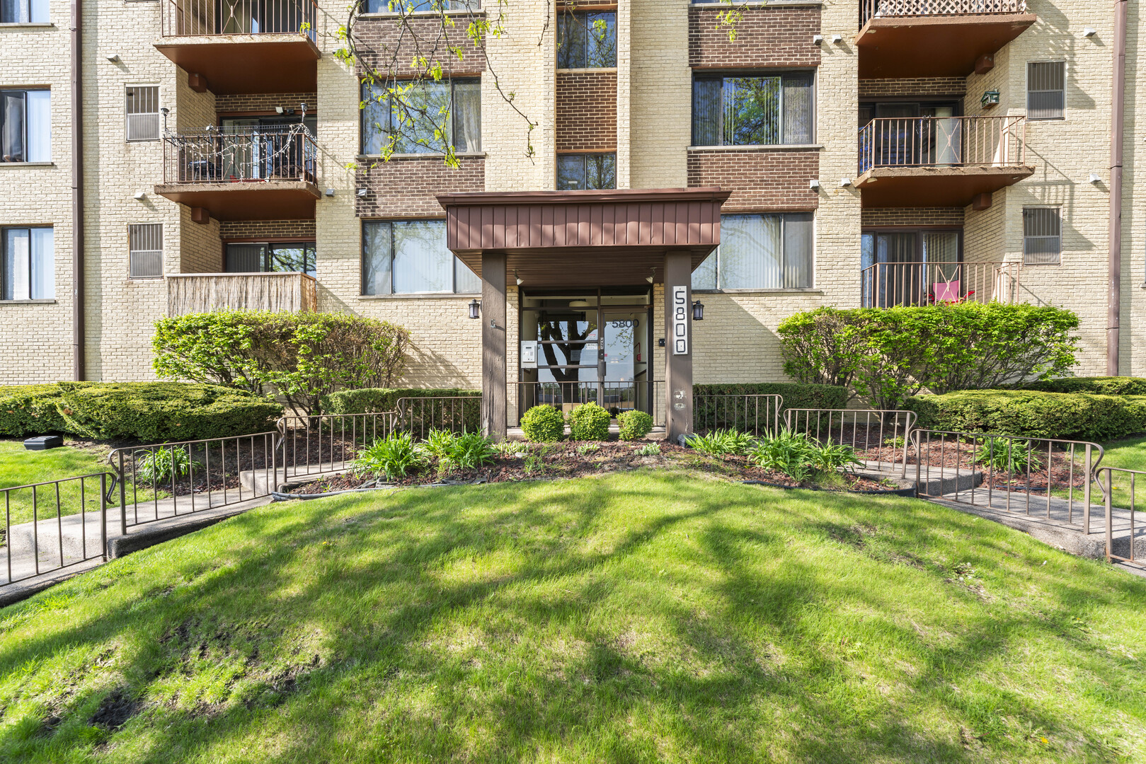 5800 W 105th St #1C, Oak Lawn
