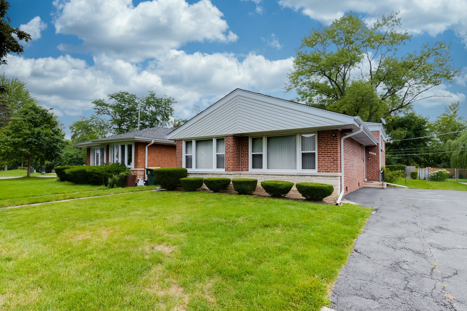 Recently sold home at 6765 N Kolmar Ave in Lincolnwood, Illinois