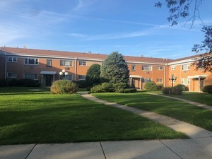 Recently rented home at 1220 Carol St Unit B in Park Ridge, Illinois