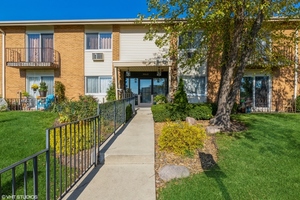 Recently rented home at 8868 Kenneth Dr Unit 2F in Des Plaines, Illinois